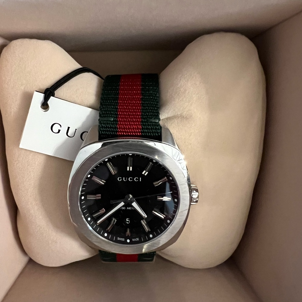 Gucci 2570 watch NEW WITH TAGS - could be unisex